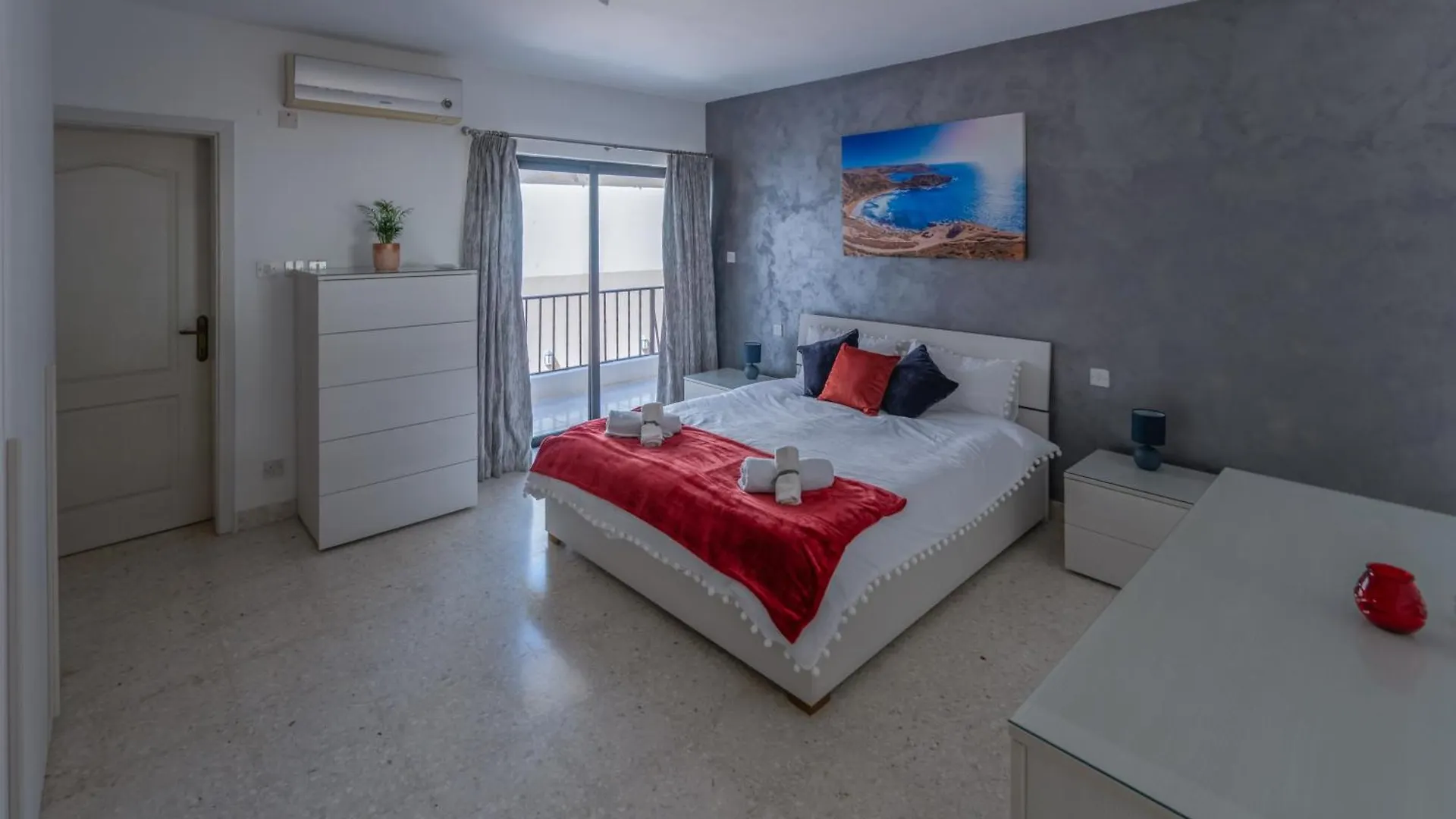 Spacious 3 Bedroom Apartment In The Heart Of St Julians San Ġiljan Malta