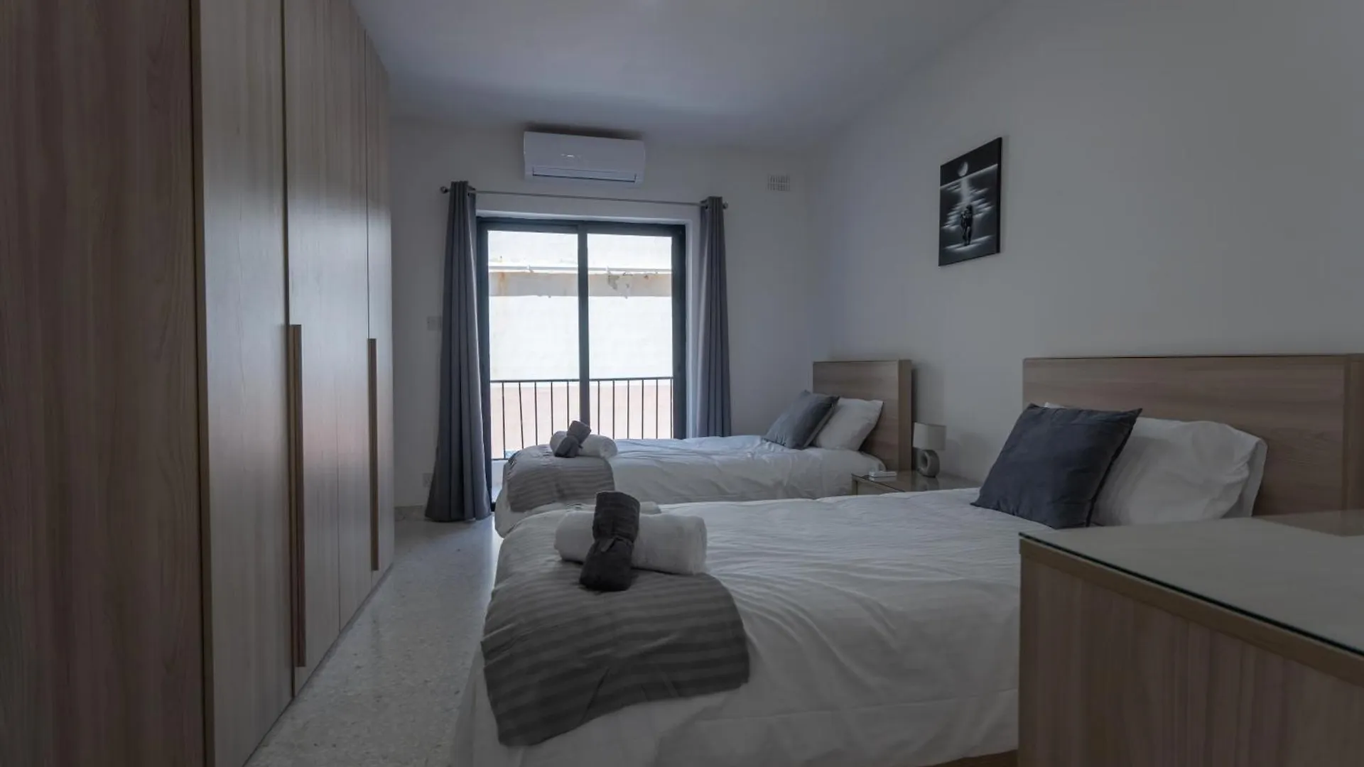 Spacious 3 Bedroom Apartment In The Heart Of St Julians San Ġiljan Malta