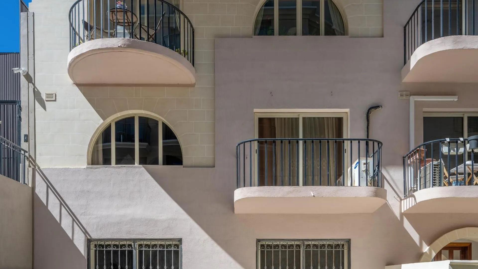 Spacious 3 Bedroom Apartment In The Heart Of St Julians San Ġiljan Malta