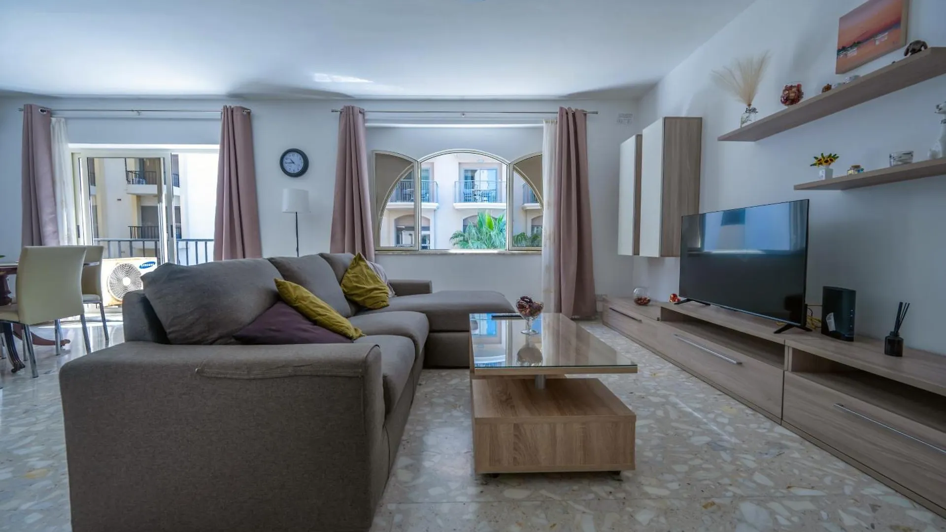 Spacious 3 Bedroom Apartment In The Heart Of St Julians San Ġiljan 0*,  Malta
